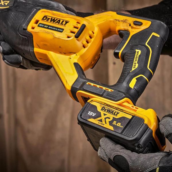 Пила сабельная аккумуляторная DeWALT DCS382N DCS382N фото