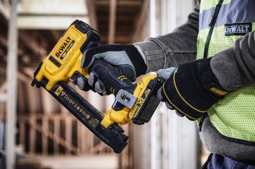 Степлер скобозабивной аккумуляторный DeWALT DCN701D2 DCN701D2 фото