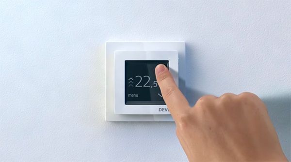 Терморегулятор сенсорний програмований DEVIreg Touch слонова кістка для теплої підлоги 140F1078-1 фото